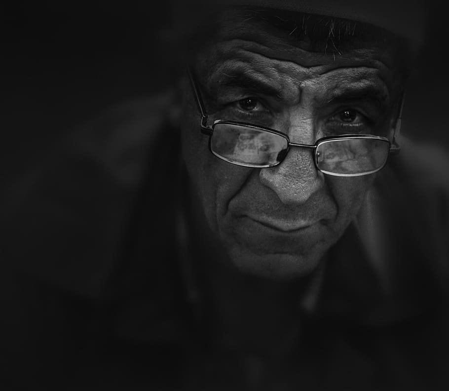 home, portar, clar, tint, ulleres, vell, gent gran, gots, espectacles, retrat, gent, carrer, persona, homes, una persona, blanc i negre, adult gran, mascles, adult, tirada al cap, a l'interior, mirant la càmera, vista frontal, adult madur, seriós, mirant, primer pla, persones reals, rostre humà, contemplació, homes madurs, fons negre, 4K