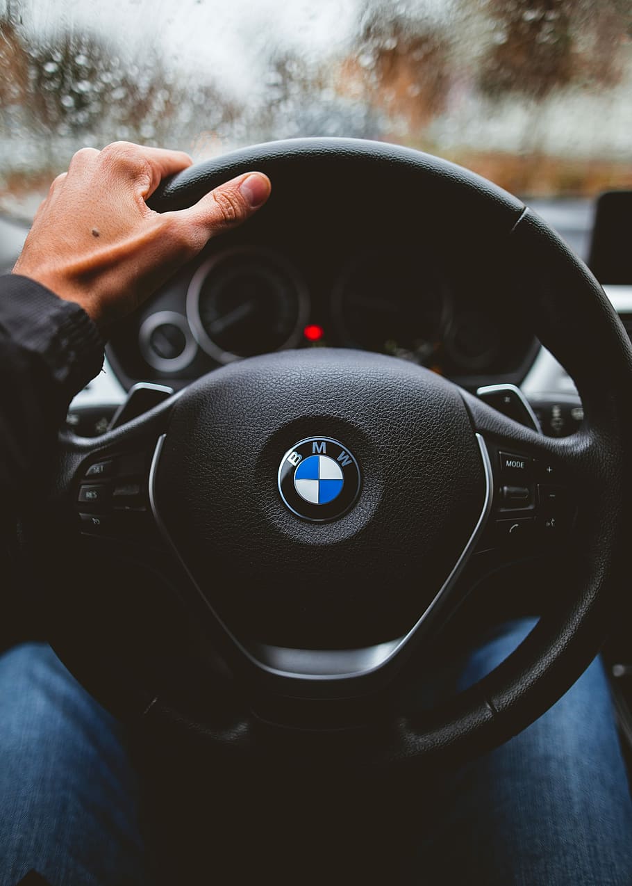 persona, celebració, Volant del vehicle bmw, negre, Volant bmw, bmw, direcció, mà, interior, cotxe, tecnologia, una persona, interior del vehicle, persones reals, mà humana, automòbil, transport, primer pla, manera de transport, comunicació, vehicle terrestre, centrar-se en primer pla, interior del cotxe, a l'interior, control, homes, dit, càmera digital, 4K