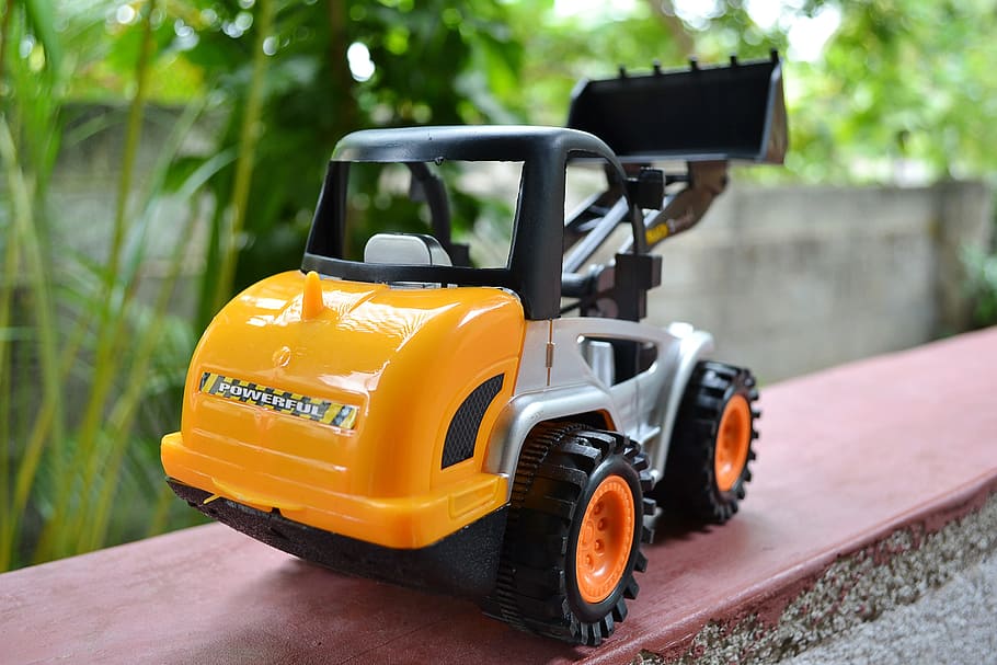 groc, negre, joguina de plàstic excavadora, joguina, plàstic, dozer, retroexcavadora, primer pla, rodes, construcció, Sri Lanka, Ceilà, mawanella, transport, manera de transport, cotxe, automòbil, vehicle terrestre, taxi, cap gent, a l'aire lliure, indústria, activitat, arquitectura, dia, còpia espai, carretera, esport, pneumàtic, estructura construïda, tecnologia, centrar-se en primer pla, roda, equipament industrial, 2K