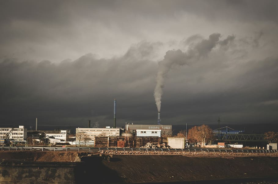 alliberament, fum, ennuvolat, cel, fàbrica, Pol · lució, indústria, fum - estructura física, xemeneia, fums, generació de combustible i energia, medi ambient, vapor, núvol - cel, energia, pila de fums, escalfament global, contaminació de l'aire, smog, central elèctrica, danys ambientals, poder, arquitectura, estructura construïda, exterior de l'edifici, cap gent, qüestions ambientals, ciutat, naturalesa, emetent, a l'aire lliure, núvol, atmosfèric, ecosistema, ominós, districte industrial, 4K