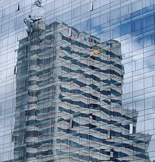 gratacels, duplicació, paret de mirall, façana, edifici, arquitectura, finestra, façanes de vidre, estructura construïda, exterior de l'edifici, vidre - material, exterior d’edifici d’oficines, reflexió, ciutat, vista d’angle baix, modern, cap gent, dia, oficina, a l'aire lliure, patró, negocis, marc complet, transparent, vidre, funció de construcció, 2K, CC0, domini públic, lliure de regalies