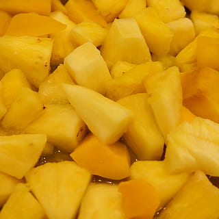 pezzi di ananas, Macedonia, tritato, frutta, affettato, nutrizione, cibo, ananas, fresco, giallo, fotogramma intero, cibo e bevande, sfondi, freschezza, avvicinamento, benessere, nessuno, mangiare sano, in casa, grande gruppo di oggetti, verdura, abbondanza, fetta, natura morta, Patata, gruppo di oggetti, spuntino, 2K, CC0, dominio pubblico, privo di copyright