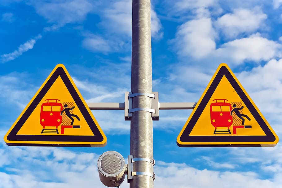 signes, advertiment, risc, nota, atenció, warnschild, cartellera, punt perillós, groc, marcatge, precaució, vermell, símbol, personatges, plataforma, tren, cel, blau, núvols, signe, comunicació, núvol - cel, senyal de trànsit, forma de triangle, senyal d'advertència, forma, seguretat, vista d’angle baix, pol, carretera, dia, naturalesa, representació humana, cap gent, orientació, informació, a l'aire lliure, símbol d’avís, senyal d'advertència de carretera, 4K