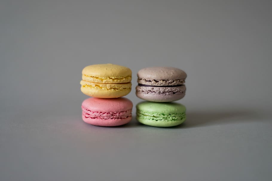 giallo, rosa, Marrone, verde, amaretti, quattro amaretti, amaretto, torta, dolce, zucchero, cibo e bevande, cibo, cibo dolce, in casa, girato in studio, indulgenza, tentazione, pronto a mangiare, multicolore, natura morta, variazione, scelta, freschezza, nessuno, avvicinamento, gruppo di oggetti, mangiare malsano, cibo francese, 2K