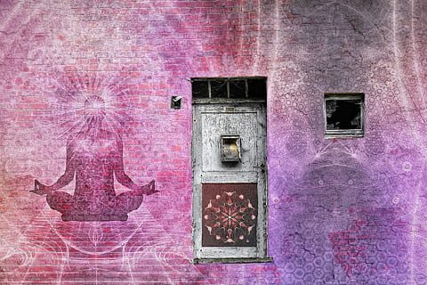 mur, peint, la personne, en méditant, mandala, chakra, brique, porte, ancien, méditation, yoga, lotus, bouddhisme, symbole, énergie, Zen, religion, ésotérique, Indien, corps, conception, fleur, géométrie, santé, spirituel, ornement, sacré, signe, relaxation, spiritualité, mantra, aura, harmonie, floral, icône, Culture, modèle, équilibre, structure construite, architecture, extérieur du bâtiment, couleur rose, personne, la fenêtre, journée, entrée, bâtiment, construction de murs, vieux, en plein air, district résidentiel, rouge, plein cadre, maison, plante, la nature, altéré, violet, mural, 1080P, CC0, domaine public, libre de droits