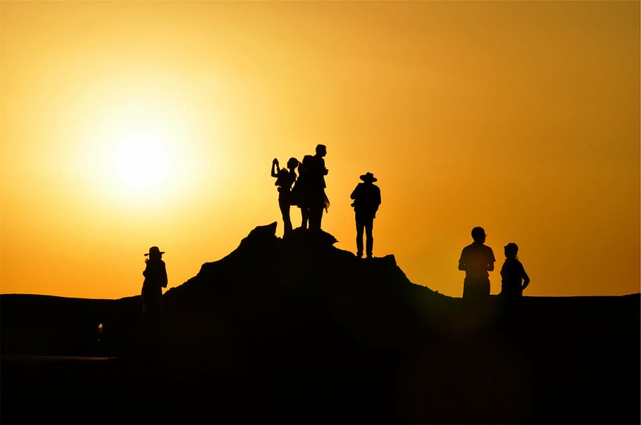 silueta, gent, daurat, hores, de peu, penya-segat, posta de sol, vespre, ombres, grup, soldat de l'exèrcit, militar, exèrcit, a l'aire lliure, adult, guerra, cel, grup de persones, escultura, naturalesa, color taronja, estàtua, art i artesania, còpia espai, homes, llum solar, representació, sol, activitat d'oci, arquitectura, viatjar, turisme, 1080P