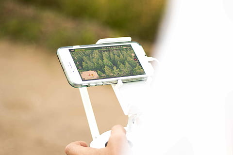 persona, analizzare, cercare, guardare, smartphone, detenzione, controller drone, i phone, fuco, Tech, tecnologia, volare, mano umana, mano, parte del corpo umano, una persona, giorno, stili di vita, all'aperto, persone reali, natura, comunicazione, copia spazio, pianta, avvicinamento, concentrarsi sulle conoscenze acquisite, tecnologia wireless, Display digitale, prospettiva personale, dito, 2K, CC0, dominio pubblico, privo di copyright