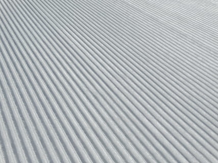 Muster, Struktur, Schneespuren, Hintergrund, Textur, Hintergründe, abstrakt, grau, gestreift, texturiert, Vollbild, keine Leute, Nahansicht, Metall, silberfarben, weiße Farbe, Wandbau - Funktion, in einer Reihe, Silber - Metall, Material, Design, Oberflächenniveau, drinnen, Struktureffekt, stehlen, Legierung, 5K, CC0, gemeinfrei, lizenzfrei