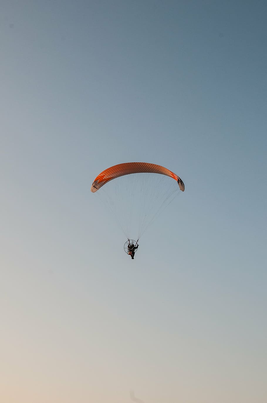 flight, parachute, wind, extreme Sports, flying, sport, parachuting, action, adventure, paragliding, sky, gliding, air, skydiving, activity, hobbies, recreational Pursuit, mid-Air, blue, risk, leisure Activity, outdoors, fun, unrecognizable person, exhilaration, low angle view, clear sky, freedom, joy, one person, transportation, nature, real people, lifestyles, sports activity, excitement, 4K