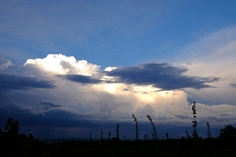 scéna s oblaky, temné mraky, mraky, nebe, nálada, krajina, bílý, vpřed, počasí náladu, kupa, krásné mraky, oblačnost, kupovité mraky, cloudformace, počasí, atmosférický, Příroda, bouřkové mraky, gewitter stimmung, osvětlení, formace mraků, lichtspiel, Krásná, paprsek světla, světelný efekt, atmosféra, stín, modrý, bouřka, déšť, zataženo, přírodního jevu, většina nebe, ohrožující bouřku, mrak přední, silueta, mrak - nebe, scén, nikdo, krása v přírodě, scenics - příroda, průmysl, venku, exteriér budovy, životní prostředí, klid, továrna, klidné scény, znečištění, otázky životního prostředí, strom, stavba, mimoměstské scény, ekosystému, 5K, CC0, veřejná doména, bez autorských práv