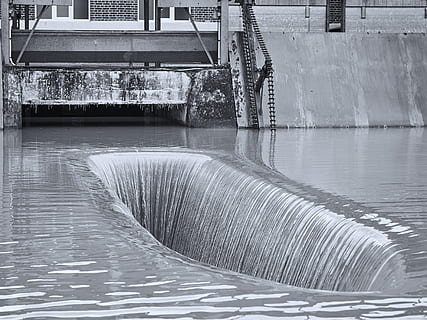 vandenyse, industrija, malūnas, atspindys, upė, juoda ir balta fotografija, pobūdį, vanduo, nutekėjimas, perpildymas, didelis vanduo, srautas, architektūra, pastatyta struktūra, nėra žmonių, dieną, krantinė, užtvankos, hidroelektrinė, lauke, modelį, pastato išorė, nuskendo, tekantis vanduo, sienos, pastatas, judėjimas, teka, plaukiojimo baseinas, betonas, 4K, CC0, Viešasis domenas, nemokamai