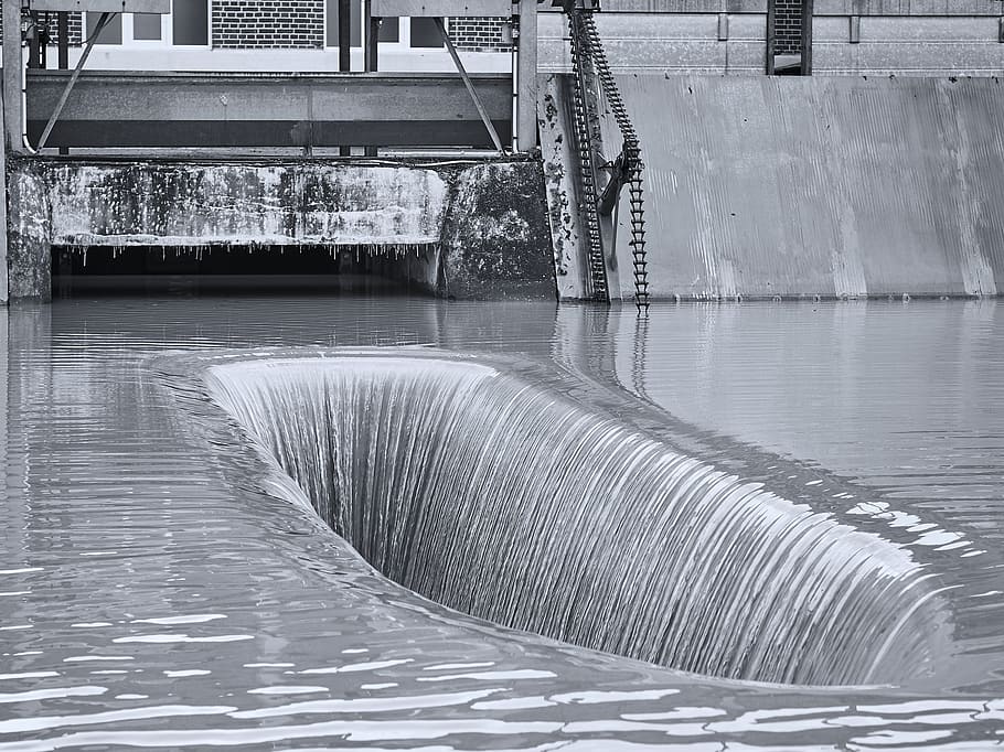 aigües, indústria, molí, reflexió, riu, fotografia en blanc i negre, naturalesa, aigua, drenar, desbordament, aigua alta, flux, arquitectura, estructura construïda, cap gent, dia, davant del mar, presa, energia hidroelèctrica, a l'aire lliure, patró, exterior de l'edifici, ondulat, aigua que flueix, paret, edifici, moviment, que flueix, piscina, concret, 4K