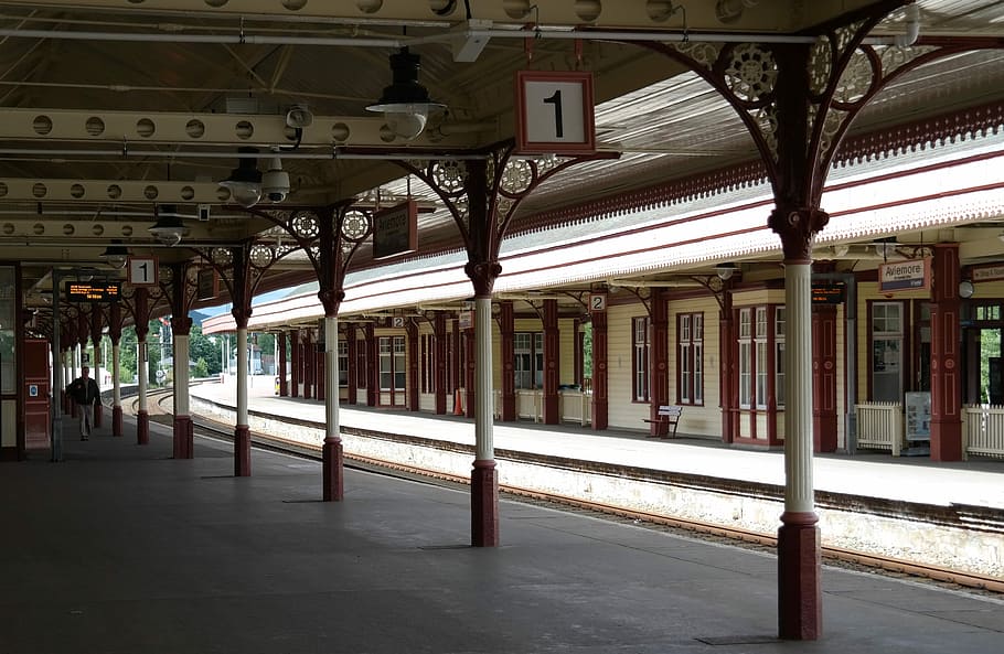 tren, vell, romanç, Escòcia, tom, estació, buit, romàntic, Anglaterra, pilars, espera, temps d'espera, arquitectura, escena urbana, estructura construïda, columna arquitectònica, plataforma d’estació de ferrocarril, transport, cap gent, a l'interior, transport per ferrocarril, transport públic, estació de ferrocarril, dia, manera de transport, exterior de l'edifici, tren - vehicle, a l'aire lliure, equips d’il·luminació, ciutat, edifici, sostre, pista, columnata, 4K