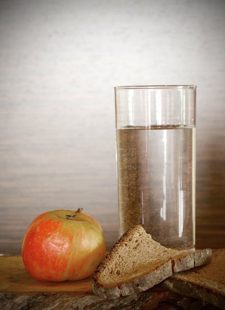 clar, copa, al costat, vermell, poma, pa, aigua, sec, menjar, karg, mager, gairebé el temps, passió, dieta, el dejuni, morir de fam, menjar i beguda, a l'interior, alimentació saludable, frescor, taula, jar, fruita, cap gent, benestar, natura morta, beure, refresc, fruita de poma, equipament per a la llar, vidre, material de fusta, primer pla, producte diari, berenar, 4K