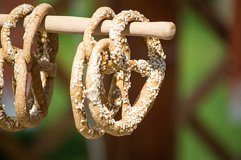 făină de covrigi, covrigi, a închide, macro, nici o persoana, în aer liber, zi, să se concentreze asupra primelor elemente, mancare si bautura, alimente, natură, prospeţime, ruginit, agăţat, plantă, natură moartă, maro, copt, gustare, metal, lumina soarelui, selectiv, covrig, 5K, CC0, domeniu public, fără drepturi de autor