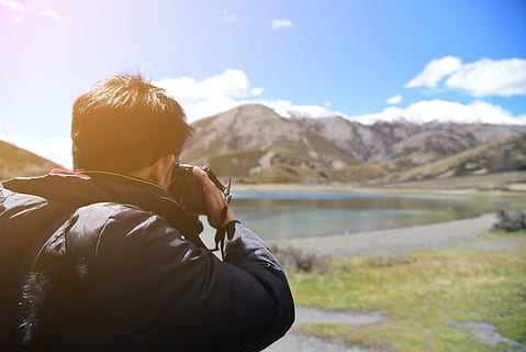 Hintergrund, Kamera, beiläufig, Digital, Gras, Wanderung, Hügel, See, Landschaft, Mann, modern, Berg, draussen, Person, fotografieren, Fotograf, Fotografie, Bild, Fluss, Felsen, szenisch, Schuss, Foto machen, Aussicht, Wasser, eine Person, Lebensstile, echte Menschen, Freizeitbeschäftigung, Schönheit in der Natur, Natur, Himmel, Technologie, Nicht-städtische Szene, Gebirge, Szenen - Natur, Erwachsene, Sonnenlicht, Porträt, Tag, kabellose Technologie, draußen, warme Kleidung, 5K, CC0, gemeinfrei, lizenzfrei