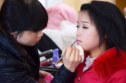 Braut, bilden, Hochzeit, Frau, zwei Menschen, Erwachsene, Frauen, Schönheit, bewirbt sich, junger Erwachsener, Mode, junge Frau, Make-up Pinsel, drinnen, Menschen, Kopfschuss, schöne Frau, Mitte Erwachsener, halten, Fertigkeit, Arbeiten, Vorbereitung, Frisur, Kosmetikerin, 4K, CC0, gemeinfrei, lizenzfrei