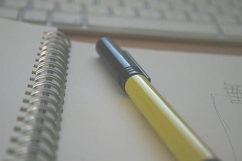 sort, kuglepen, hvid, spiral bog, overfladisk, fokus fotografering, skitse, papir, noter, tegning, design, designer, pen, ide, kontor, forretning, indendørs, tæt på, bord, note pad, ingen mennesker, spiral notesbog, stilleben, selektiv fokusering, skriveinstrument, spiralformet, meddelelse, teknologi, Kontorforsyning, høj vinkel visning, fyldepen, 4K, CC0, offentligt domæne, royaltyfrie