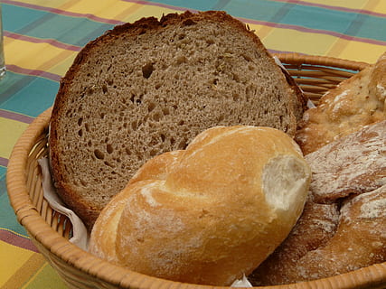 Brot, Brotkorb, Frühstück, wecken, rollen, Essen, Lebensmittel, Essen und Trinken, Frische, Stillleben, gebacken, braun, drinnen, Nahansicht, gesundes Essen, Tabelle, fertig für den Verzehr, Wohlbefinden, High Angle View, keine Leute, Korb, Container, Genuss, ein Leib Brot, hausgemacht, Vollkornbrot, Versuchung, 2K, CC0, gemeinfrei, lizenzfrei