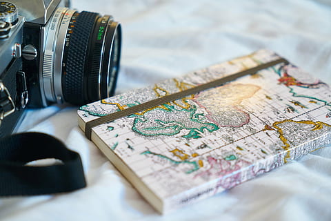 kapatmak, Fotoğraf, kitap, beyaz, Tekstil, yanında, kamera, eski, not defteri, harita, tatil, oyuncaklar hobiler, fotoğrafçılık, seyahat, denizci, gazeteci, içeriye, insansız, gün, seçici odak, yön, rehberlik, kamera - fotoğrafik donanımlar, fotoğrafçılık temaları, planlama, teknoloji, seyahat yerleri, macera, natürmort, taşımacılık, yüksek açılı görünüş, sanat kültürü ve eğlence, 5K, CC0, kamu malı, telif ücretsiz