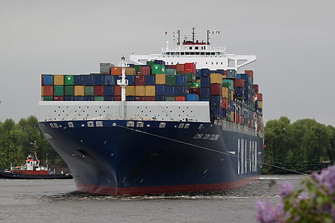 Blau, rot, Frachtschiff, Meer, Containerschiff, Fluss, Stiefel, Container, Schiff, Frachter, Versand, Transport, Wasser, Ladung, Wasserweg, der Verkehr, Seefahrt, Deutschland, Hamburg, Elbe, Technologie, Güterverkehr, Frachtcontainer, Wasserfahrzeug, Transportmittel, Geschäft, die Architektur, Industrie, Natur, Hafen, festgemacht, keine Leute, draußen, verankert, 4K, CC0, gemeinfrei, lizenzfrei