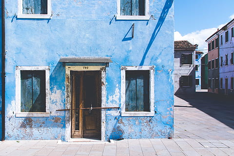 blau, blanc, pintat, casa, pres, durant el dia, edifici, arquitectura, estructura, cel, núvols, cases, poble, assolellat, finestra, porta, exterior de l'edifici, estructura construïda, dia, a l'aire lliure, cap gent, entrada, barri residencial, ciutat, vell, tancat, naturalesa, llum solar, resistent, material de fusta, 4K, CC0, domini públic, lliure de regalies