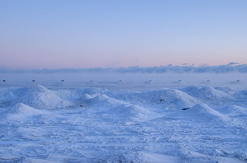 cobert de neu, camp, durant el dia, neu, blau, cel, núvol, sortida del sol, degradat, congelat, temperatura de fred, hivern, paisatge, medi ambient, gel, bellesa a la natura, escenics - natura, naturalesa, escena tranquil·la, cap gent, Color blanc, tranquil·litat, posta de sol, a l'aire lliure, clima polar, llacuna, 4K, CC0, domini públic, lliure de regalies