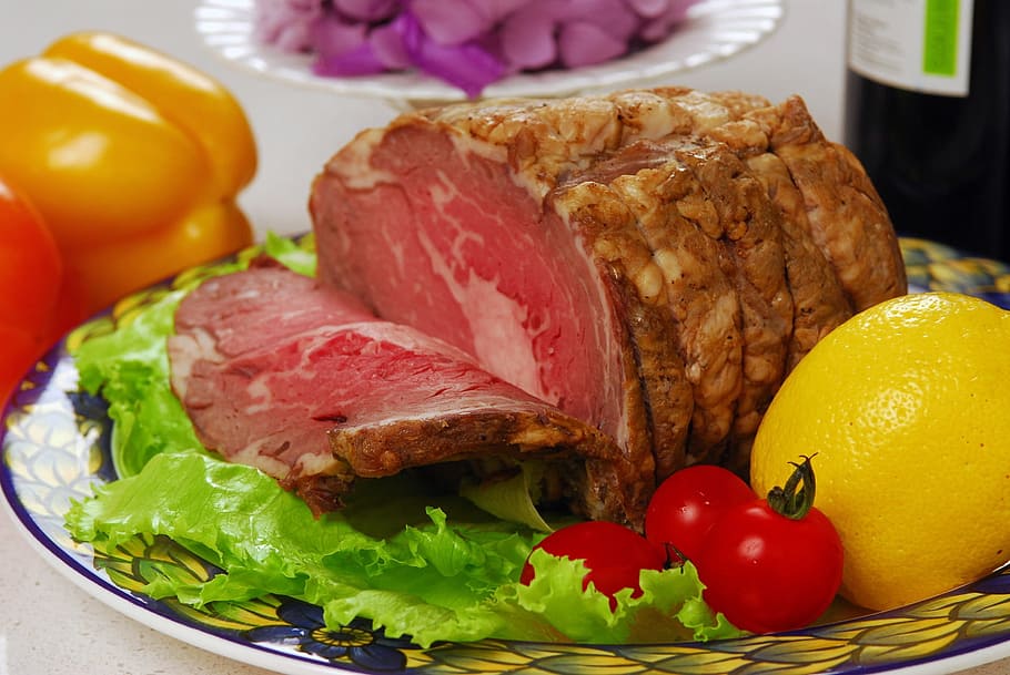 gekocht, Schinken, Teller, Zitrone, Fleisch, Rindfleisch, Stück, Klumpen, Roastbeef, Grüns, köstlich, frisch, Gemüse, Lebensmittel, Essen und Trinken, gesundes Essen, Obst, Frische, Tomate, Wohlbefinden, Grüner Salat, Mahlzeit, Nahansicht, keine Leute, fertig für den Verzehr, drinnen, Zitrusfrucht, rotes Fleisch, Stillleben, weißes Fleisch, Abendessen, Geschirr, 1080P