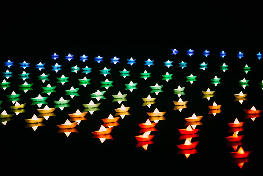 barques lluminoses de colors variats, llums d'estrelles de colors assortits, convertit, nit, estrelles, llums, llanterna, reflexió, flotant, celebració, fons negre, gran grup d'objectes, il·luminat, cap gent, en fila, tir de l'estudi, esdeveniment, ordre, cremant, multicolor, abundància, foc, decoració, forma, equips d’il·luminació, a l'interior, 4K