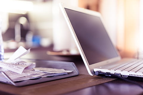 Tiefe, Feld, gedreht, grau, Laptop-Computer, Computer, Schreibtisch, Elektronik, Tastatur, Laptop, Papiere, Einnahmen, kabellose Technologie, Technologie, Kommunikation, Tabelle, Geschäft, Verbindung, drinnen, selektiver Fokus, Internet, Nahansicht, Fokus auf den Vordergrund, Möbel, Menschen, Finanzen, Computernetzwerk, Büro, Unternehmensfinanzierung und Industrie, Notizblock, 4K, CC0, gemeinfrei, lizenzfrei