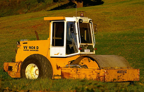 corró, vehicle, construcció, màquina, groc, pesat, camp, paddock, maquinària, lloc de construcció, transport, manera de transport, vehicle terrestre, terra, planta, herba, naturalesa, cap gent, dia, a l'aire lliure, maquinària agrícola, estacionari, equipament agrícola, agricultura, llum solar, camió, maquinària de construcció, 2K, CC0, domini públic, lliure de regalies