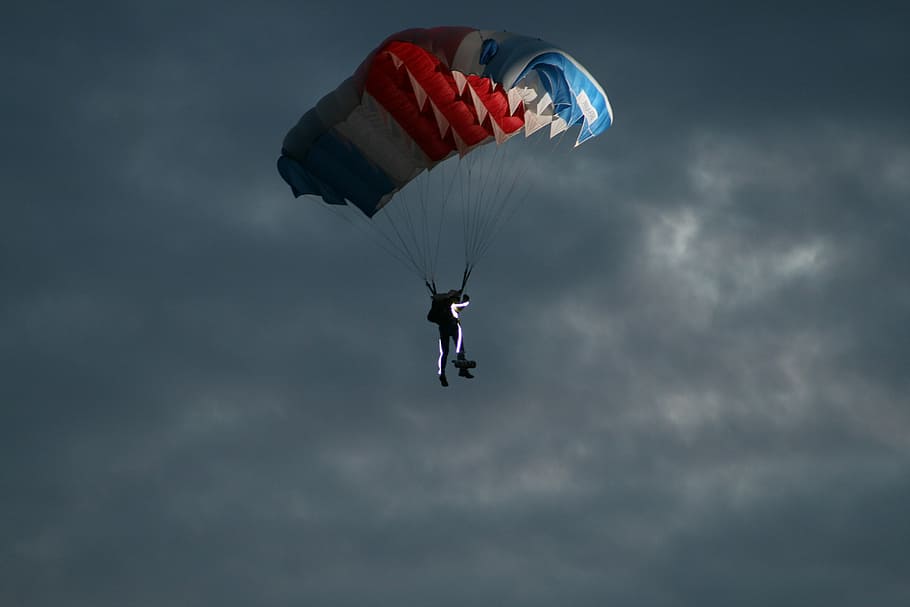 paracadute, paracadutista, paracadutismo, galleggiante, cielo, blu, planata, evento sportivo, sport, passatempo, volare, nuvole, rosso, nuvola - cielo, avventura, sport estremi, parapendio, Inquadratura dal basso, mezz'aria, attività di svago, persona irriconoscibile, volante, gioia, una persona, persone reali, natura, la libertà, mezzi di trasporto, stili di vita, euforia, all'aperto, parasailing, 4K