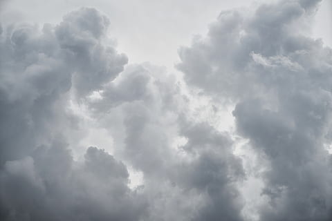 cel nuvolós, núvol, pluja, gris, estiu, núvols, blanc, paisatge, naturalesa, núvols blancs, cel, solar, fons, composició, espai, increïble, posta de sol, alt, a l'aire lliure, està a l'aire, fons de pantalla, temporada, genial, primavera, bonic, ambiental, atmosfera, pau, textura, dia, llum, aire, patró, resum, fotografia, enfocament selectiu, imatge en color, cap gent, horitzontal, detall, patró abstracte, colors vius, ningú, núvol - cel, bellesa a la natura, cloudscape, tempesta, esponjós, cel dramàtic, escenics - natura, Color blanc, vista d’angle baix, medi ambient, ominós, fosc, suavitat, meteorologia, 5K, CC0, domini públic, lliure de regalies