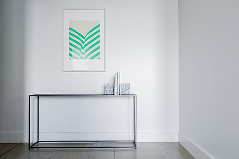 grå konsol bord, væg, hvid, ramme, bord, æstetisk, indendørs, ingen mennesker, murbygningsfunktion, hjem interiør, hvid farve, hjemlige værelse, dag, arkitektur, gulve, hjem, husholdningsudstyr, kopiere plads, fravær, natur, vindue, billedramme, bygning, ren, 5K, CC0, offentligt domæne, royaltyfrie