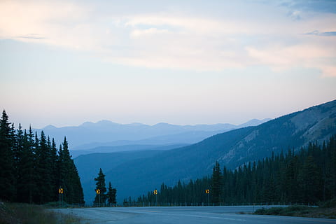 šedá, beton, silnice, obklopen, borovice, nebe, mrak, mraky, svítání, mlha, krajina, hory, Příroda, venku, scenérie, scénický, cestovat, stromy, scenics - příroda, strom, krása v přírodě, hora, rostlina, klidné scény, pohoří, klid, mrak - nebe, mimoměstské scény, studená teplota, nikdo, idylický, voda, dálkový, životní prostředí, jehličnatého stromu, 5K, CC0, veřejná doména, bez autorských práv