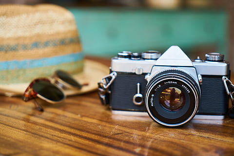Foto, sort, grå, dslr kamera, gammel, kamera, linse, hat, ferie, briller, underholdning, legetøj hobbyer, produkt foto, design, sommer, stilfuld, solbriller, mode, kamera - fotografisk udstyr, selektiv fokusering, ingen mennesker, teknologi, indendørs, fotografering temaer, gammeldags, tæt på, dag, digitalt enkeltlinsrefleks kamera, bord, retro stylet, fotografisk udstyr, fokus på forgrunden, stilleben, træ - materiale, antik, objektiv - optisk instrument, analog, historie, digitalt kamera, SLR kamera, 5K, CC0, offentligt domæne, royaltyfrie