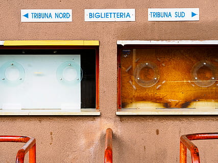 superficie di cemento marrone, parete, architettura, abbandonato, vecchio, lettering, nessuno, testo, comunicazione, sceneggiatura occidentale, avvicinamento, giorno, tecnologia, caratteristica della parete, all'aperto, metallo, cartello, in stile retrò, struttura costruita, forma, numero, Radio, 5K, CC0, dominio pubblico, privo di copyright