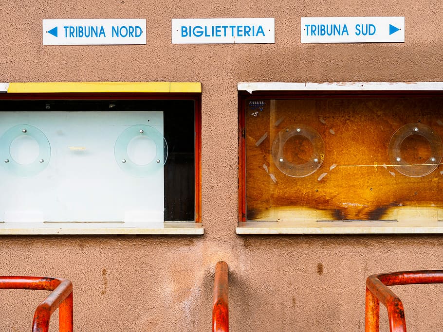 superficie di cemento marrone, parete, architettura, abbandonato, vecchio, lettering, nessuno, testo, comunicazione, sceneggiatura occidentale, avvicinamento, giorno, tecnologia, caratteristica della parete, all'aperto, metallo, cartello, in stile retrò, struttura costruita, forma, numero, Radio, 5K