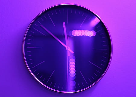 zecca toc, grigio, blu, orologio analogico, orologio, viola, riflessione, cerchio, pendenza, tempo, girato in studio, mano minuta, quadrante, singolo oggetto, sfondo colorato, in casa, nessuno, lancetta dell'orologio, strumento del tempo, avvicinamento, numero, sfondo viola, Scadenza, notte, strumento di misura, forma geometrica, orologio da parete, sfondo blu, 4K, CC0, dominio pubblico, privo di copyright