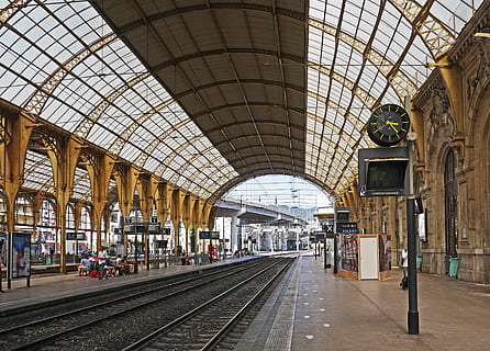 samenloop, leuk, centraal Station, ondersteuning, carrier, gebouw, architectuur, ornament, metaal, Gleise, Spoorwegen, autoweg, overbouwd, historisch, laten zien, stationsklok, portaal, Cote d'Azur, gewelf, staalconstructie, Zuiden van Frankrijk, treinstation, gare, station, binnenshuis, ingebouwde structuur, Europa, reizen, spoorwegstation platform, spoorlijn, architectuur en gebouwen, reislocaties, vervoer, spoor transport, openbaar vervoer, spoor, wijze van transport, boog, plafond, dag, incidentele mensen, groep mensen, perspectief verminderen, 4K, CC0, publiek domein, royaltyvrij