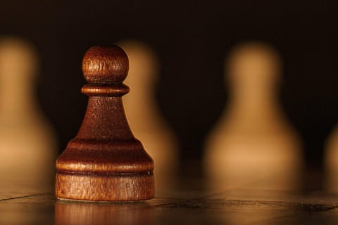 trä-, schackpjäsen, schack, bauer, spela, strategi, schackspel, trämaterial, inomhus, schackpjäs, närbild, svart bakgrund, inget folk, fritidsspel, Brädspel, spel, schackbräda, avslappning, studio skott, fritidsaktivitet, brun, reflexion, ledarskap, king-schack bit, fokusera på förgrunden, bonde - schackbitar, drottning - schackbitar, 1080P, CC0, offentligt domän, royaltyfria