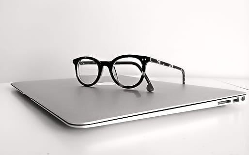 czarny, oprawiony, okulary w stylu clubmaster, Top, Macbook Air, macbook, laptop, komputer, technologia, biznes, praca, notatnik, nowoczesny, gabinet, stół, pracujący, styl życia, student, Edukacja, okulary, szkoła, Szkoła Wyższa, Uniwersytet, biurko, wewnątrz, studio strzał, wzrok, białe tło, pojedynczy obiekt, prostota, papier, żadnych ludzi, okulary do czytania, publikacja, zbliżenie, czytanie, akcesoria osobiste, 2K, CC0, domena publiczna, darmowe zdjęcia