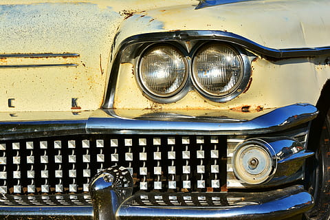 detailopname, fotografie, klassiek, geel, auto, Old Timer, oud, automotive, oude auto, zeldzaamheid, oldtimer auto, spotlight, Amerikaans, nostalgie, vintage auto, nostalgisch, traliewerk, wijze van transport, landvoertuig, koplamp, vervoer, retro gestileerd, metaal, motorvoertuig, geen mensen, dag, reizen, wijnoogst, roestig, buitenshuis, stationair, chroom, antiek, luxe, 5K, CC0, publiek domein, royaltyvrij