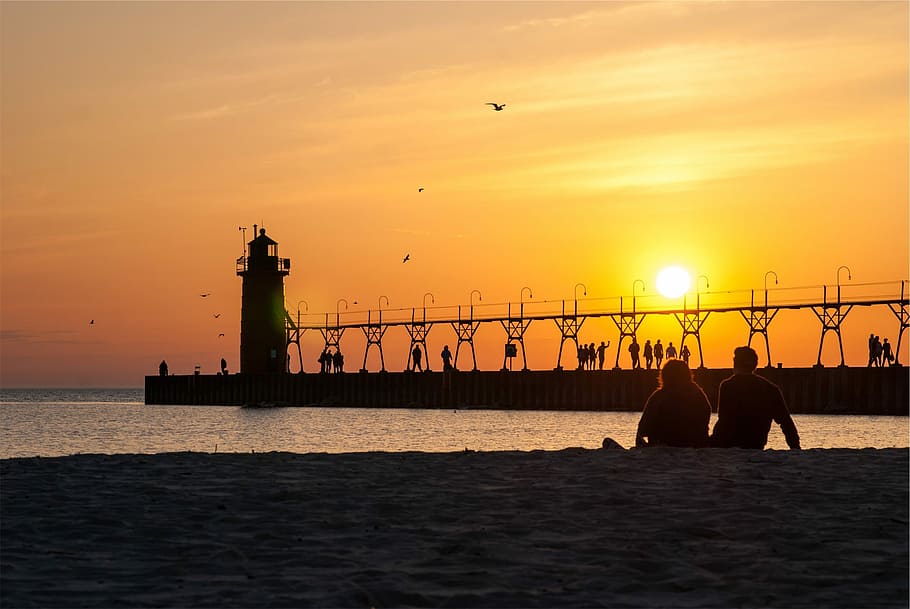 Schattenbildfoto, Mann, Frau, Sitzung, Küstenlinie, golden, Stunde, Sonnenuntergang, Seebrücke, Leuchtturm, Himmel, Silhouette, Dämmerung, Menschen, Paar, Kerl, Mädchen, Liebe, Romantik, Strand, Sand, Wasser, Ufer, Ozean, Meer, Reiseziele, Sonne, orange Farbe, Schönheit in der Natur, echte Menschen, gebaute Struktur, die Architektur, Ufergegend, Natur, Szenen - Natur, Gruppe von Leuten, Männer, Sonnenlicht, Vogel, Freizeitbeschäftigung, draußen, Horizont über Wasser, 1080P