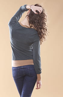 Frau, grau, langärmelig, Hemd, Blau, Denim Jeans, Modell-, Studio, zurück, Hüfte, Rückseite, jung, Damen, wunderschönen, Mode, Haar, Exposition, Ästhetik, Mensch, Fotografie, Porträt, junges Model, Menschen, Kontakt, Mode-Shooting, Mädchen, Foto, die junge frau, junges Mädchen, Jeans, schwach, Studioaufnahme, Stehen, eine Person, Legere Kleidung, junger Erwachsener, drinnen, Dreiviertel Länge, Erwachsene, Frisur, junge Frau, braune Haare, lange Haare, farbiger Hintergrund, Lebensstile, beige Hintergrund, schöne Frau, 2K, CC0, gemeinfrei, lizenzfrei