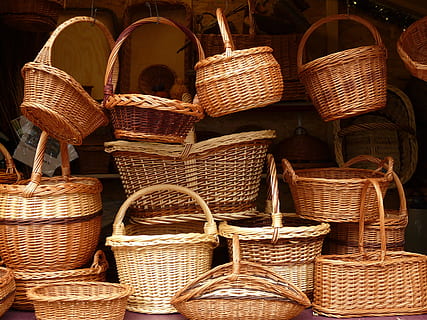 braun, Weidenkorb viel, Korbweide, Körbe, weben, Weide, geflochtenes Material, Kunst, Markt, verkaufen, Verkaufsstand, Korb, wiehern, Picknickkorb, Einkaufskorb, Verkauf, Container, große gruppe von gegenständen, zu verkaufen, keine Leute, Wahl, Marktstand, Tag, Fülle, Anordnung, Variation, Stapel, Kunst und Handwerk, Auftrag, draußen, 2K, CC0, gemeinfrei, lizenzfrei