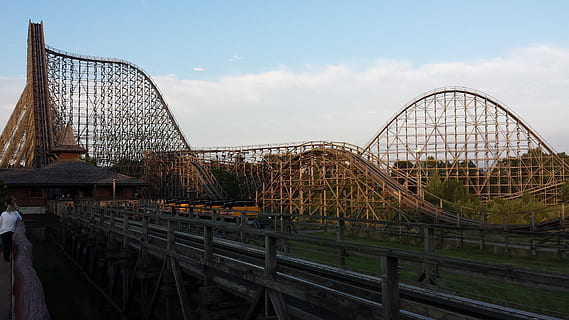 Parc d'atraccions, muntanya russa, passeig, diversió, velocitat, plaer-pla, Heide Park, cel, arquitectura, estructura construïda, destinacions de viatge, passeig pel parc d’atraccions, cultura i entreteniment artístic, ciutat, naturalesa, transport, pont, pont - estructura feta per l'home, núvol - cel, viatjar, cap gent, connexió, turisme, metall, a l'aire lliure, aliatge, 4K, CC0, domini públic, lliure de regalies