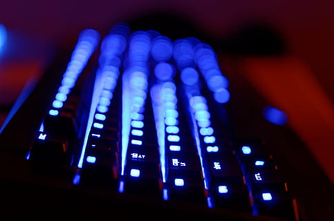 tastiera, pc, computer, tastiera del computer, scrivania, del desktop, tastiera a led, led acceso, tecnologia, attrezzatura, musica, avvicinamento, controllo, mixer audio, comunicazione, nessuno, equipaggiamento audio, blu, attrezzatura per la registrazione del suono, in casa, cultura artistica e intrattenimento, connessione, pannello di controllo, illuminato, tecnologia wireless, Internet, rete di computer, industria, industria elettronica, miscelazione, strumento a tastiera, materiale elettrico, comunicazioni globali, 4K, CC0, dominio pubblico, privo di copyright