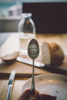 cullera, pa, ganivet, esmorzar, dinar, sopar, menjar i beguda, menjar, mà humana, una persona, part del cos humà, celebració, persones reals, mà, persona irreconeixible, a l'interior, utensili per menjar, taula, frescor, estils de vida, centrar-se en primer pla, estri de cuina, primer pla, dit, part del cos, 5K, CC0, domini públic, lliure de regalies