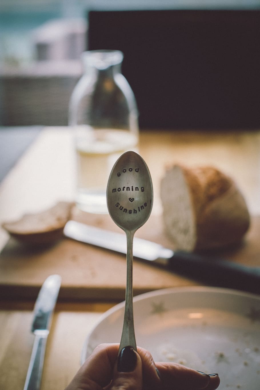 cullera, pa, ganivet, esmorzar, dinar, sopar, menjar i beguda, menjar, mà humana, una persona, part del cos humà, celebració, persones reals, mà, persona irreconeixible, a l'interior, utensili per menjar, taula, frescor, estils de vida, centrar-se en primer pla, estri de cuina, primer pla, dit, part del cos, 5K